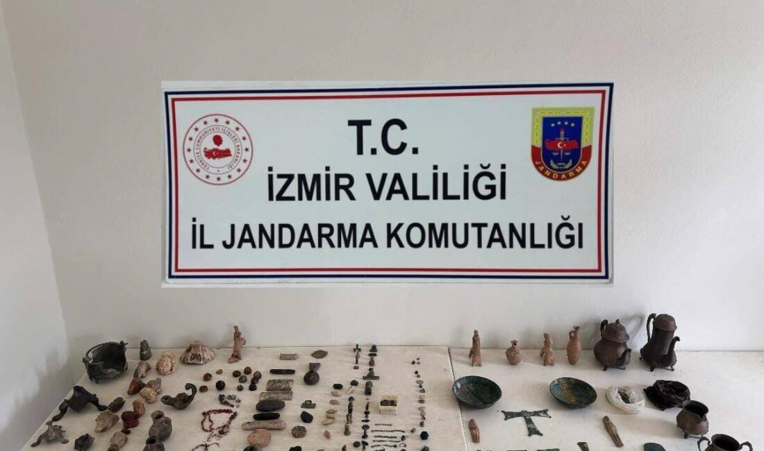 İZMİR (AA) – İzmir'in Aliağa ilçesinde düzenlenen tarihi eser kaçakçılığı