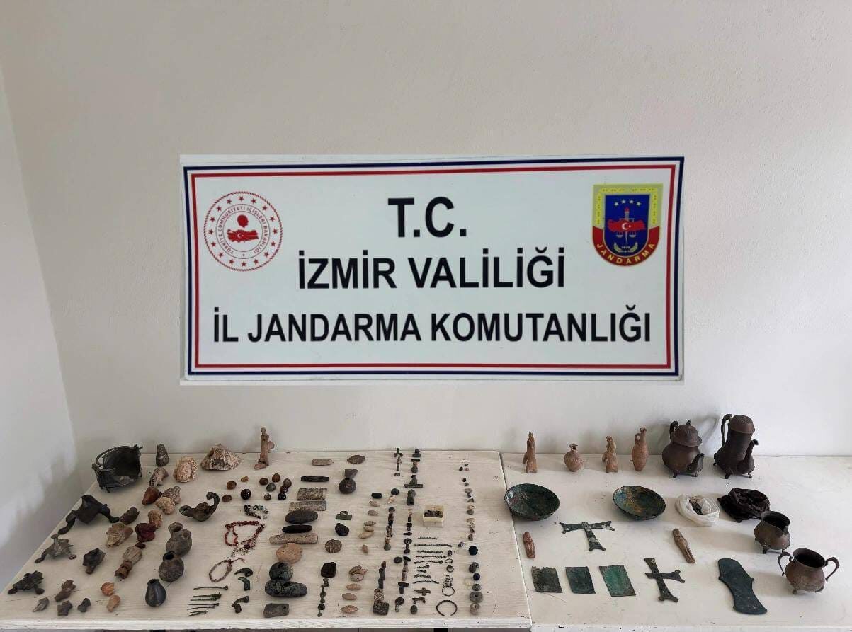 İZMİR (AA) – İzmir'in Aliağa ilçesinde düzenlenen tarihi eser kaçakçılığı