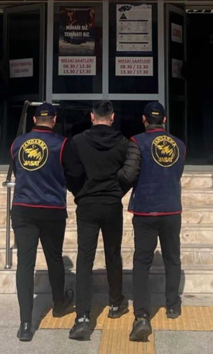 İZMİR (AA) – İzmir'de hakkında kesinleşmiş hapis cezası olan firari