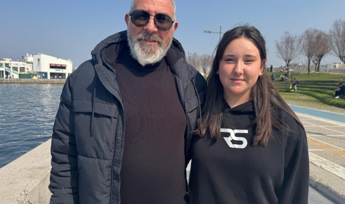 İZMİR (AA) – İzmir'de yaşayanlar, güneşli havayı açık alanlarda vakit