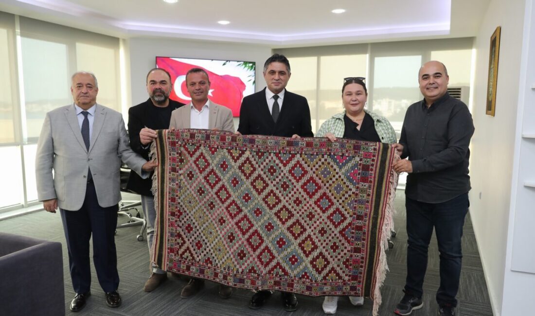İZMİR (AA) – İzmir'in Aliağa ilçesinde asırlardır dokunan Helvacı kilimi,