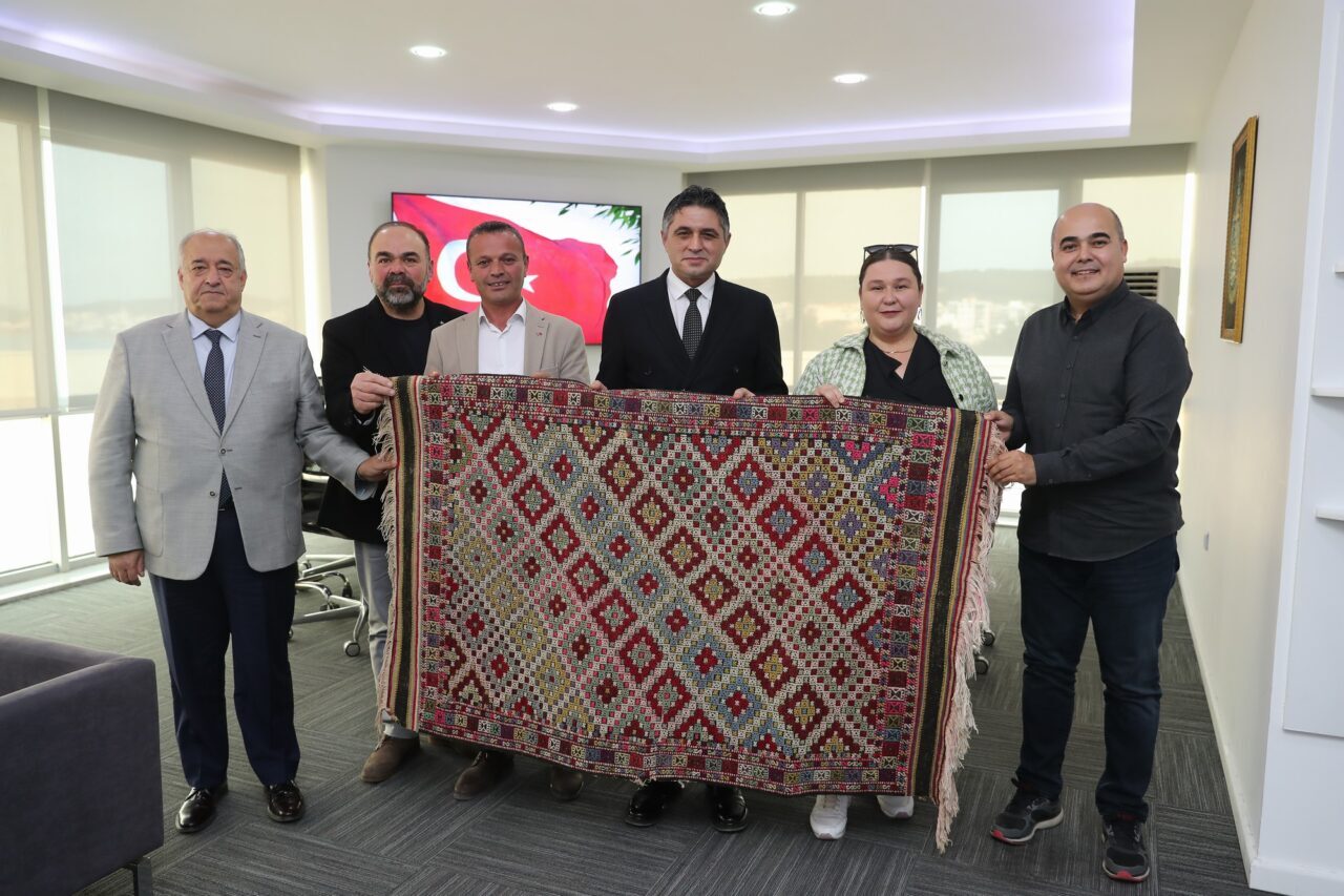 İZMİR (AA) – İzmir'in Aliağa ilçesinde asırlardır dokunan Helvacı kilimi,