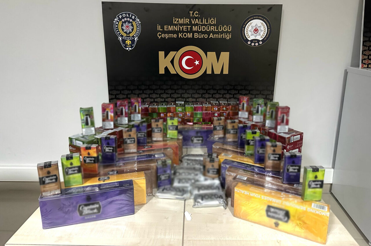 İZMİR (AA) – İzmir'in Seferihisar İlçesinde bir kargo firmasındaki kolilerde