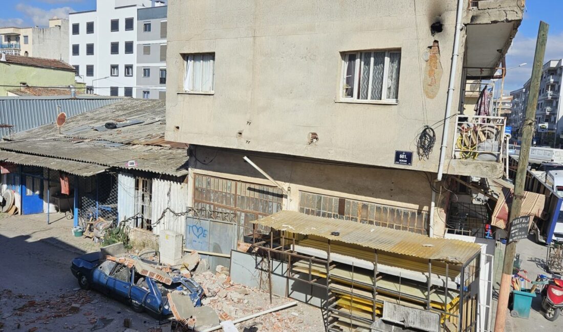 İZMİR (AA) – İzmir'in Menderes ilçesinde kuvvetli rüzgar nedeniyle apartmanın