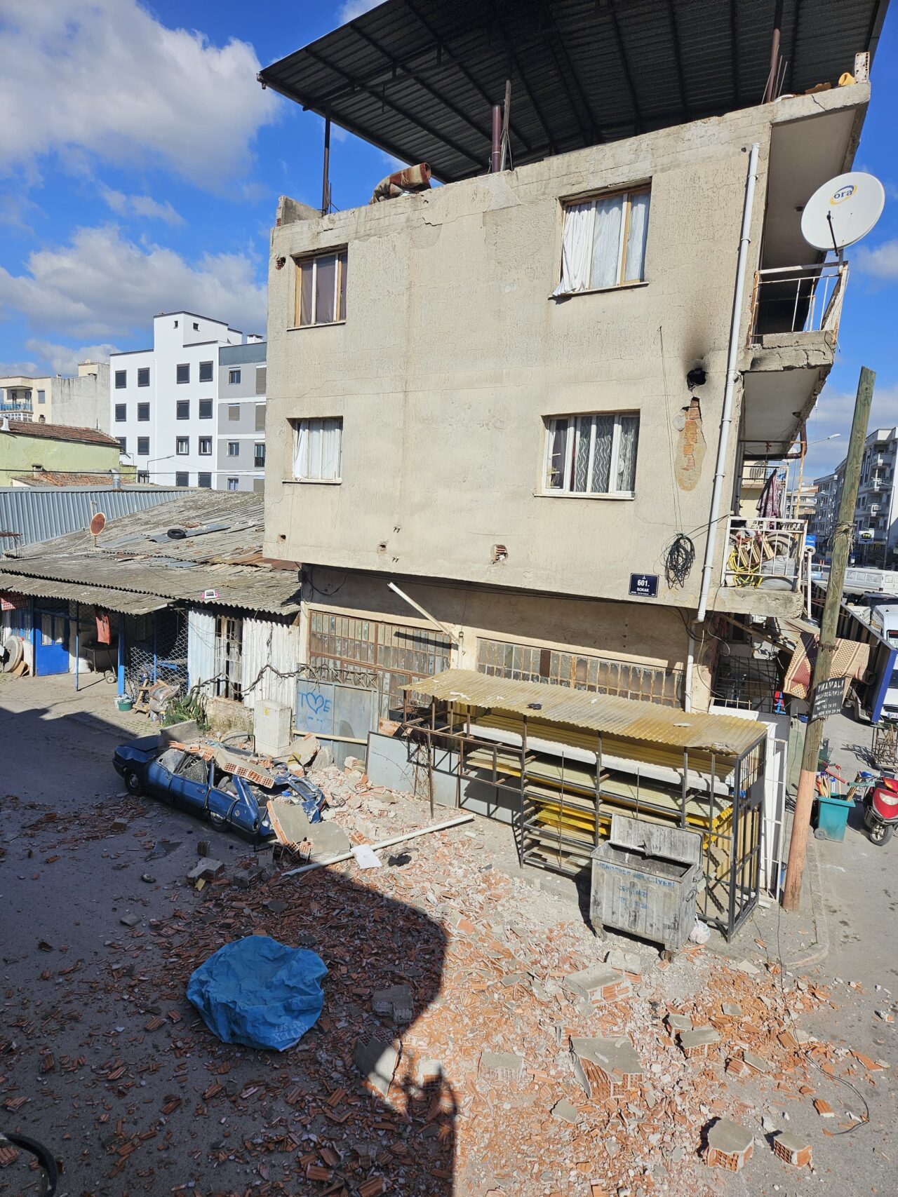 İZMİR (AA) – İzmir'in Menderes ilçesinde kuvvetli rüzgar nedeniyle apartmanın