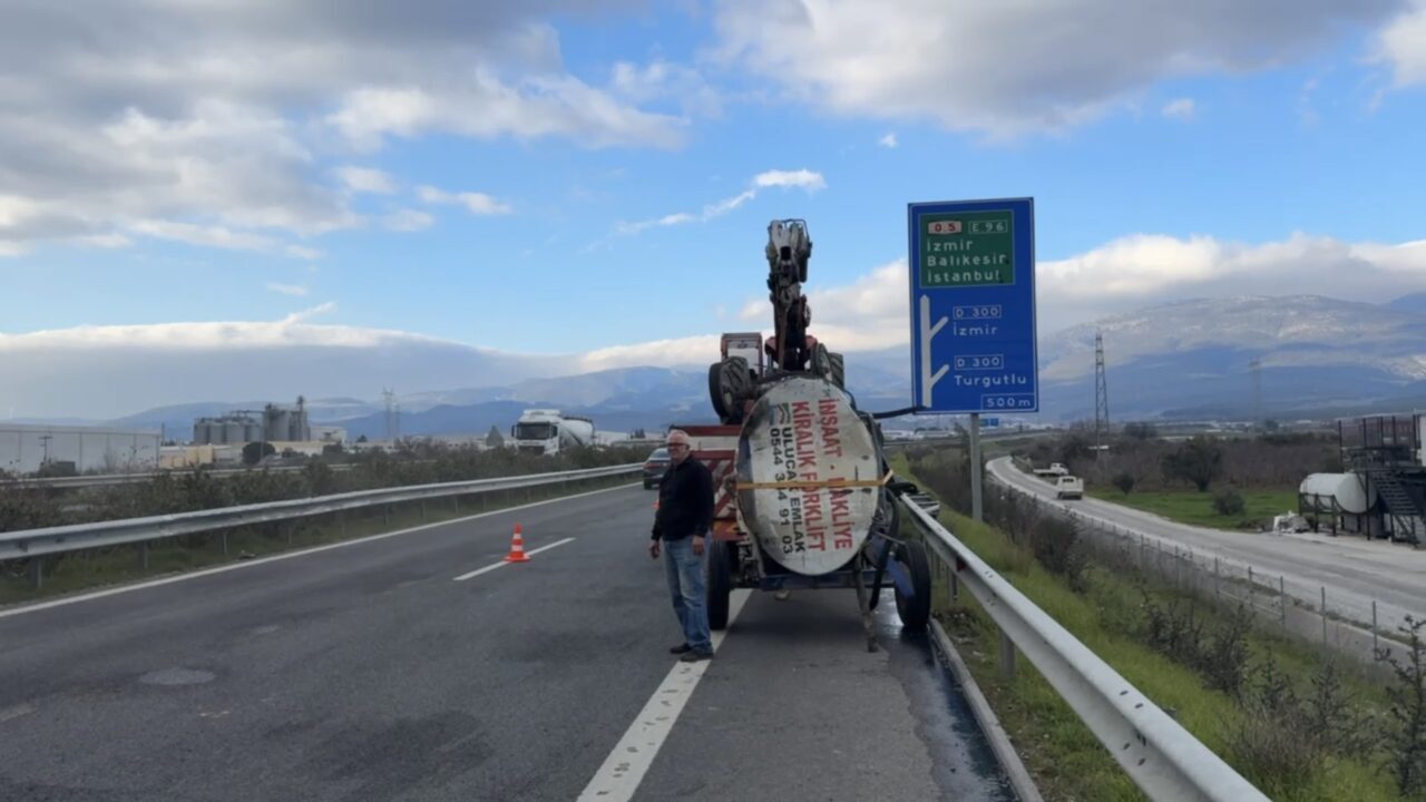 İZMİR (AA) – İzmir'in Kemalpaşa ilçesinde otomobil ile traktörün çarpıştığı