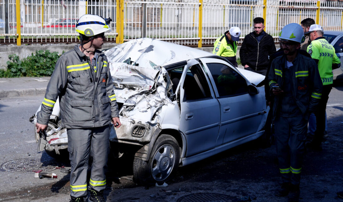 İZMİR (AA) – İzmir'in Buca ilçesinde park halindeki 5 araca