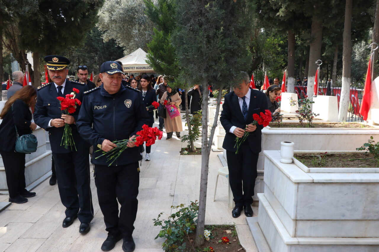 İZMİR (AA) – İzmir'de Bornova ilçesinde Ramazan Bayramı dolayısıyla polis