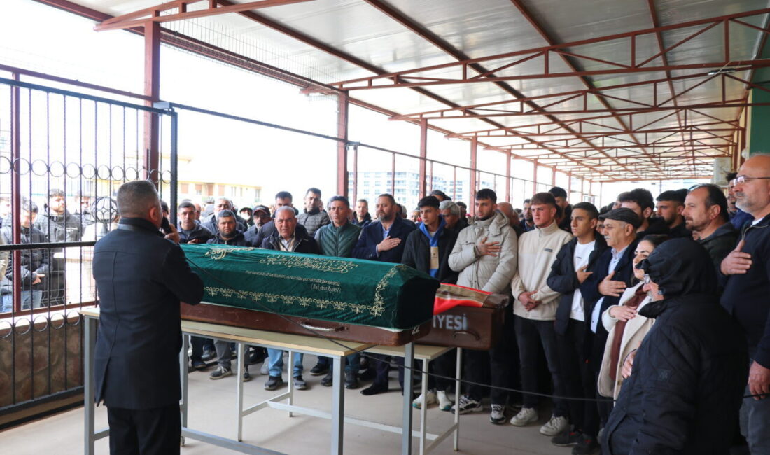 İZMİR (AA) – İzmir'in Çiğli ilçesinde 3 katlı binanın çatısında