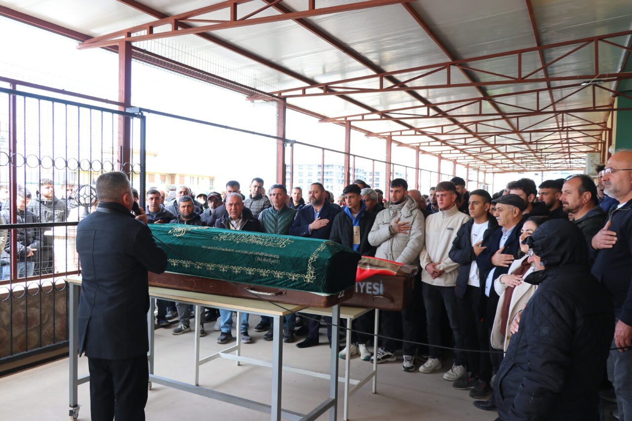 İZMİR (AA) – İzmir'in Çiğli ilçesinde 3 katlı binanın çatısında
