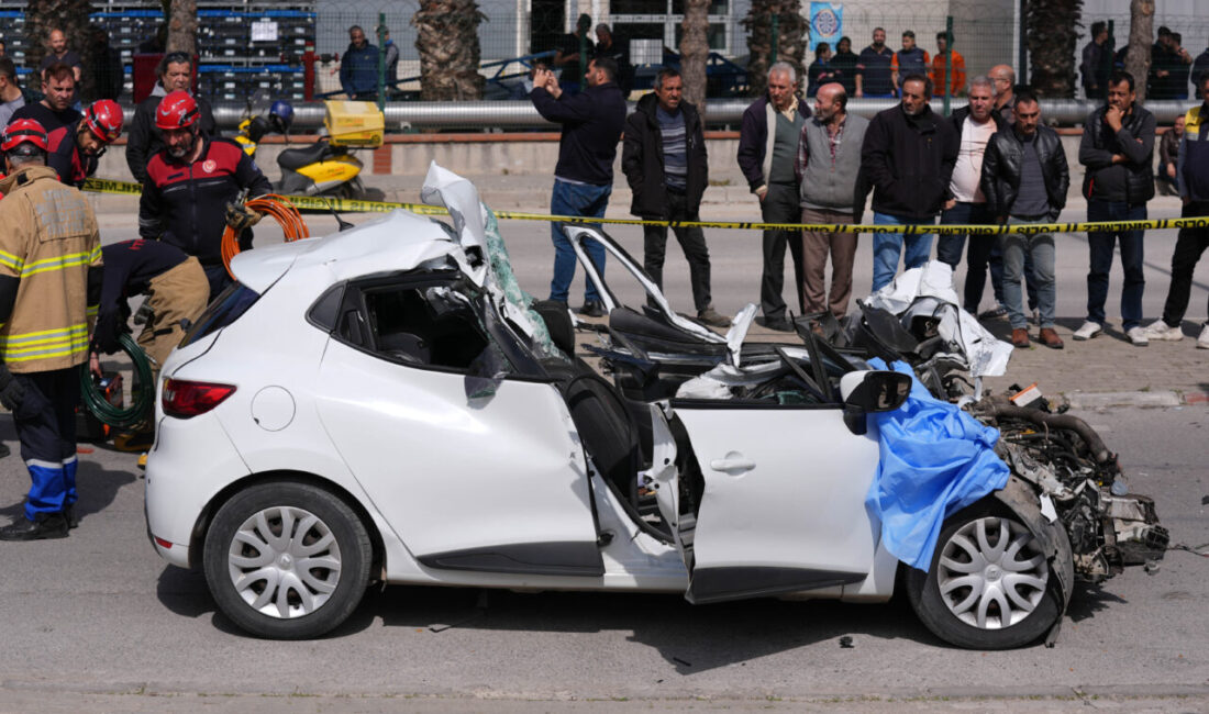 İZMİR (AA) – İzmir'in Çiğli ilçesinde tıra çarpan otomobilin sürücüsü
