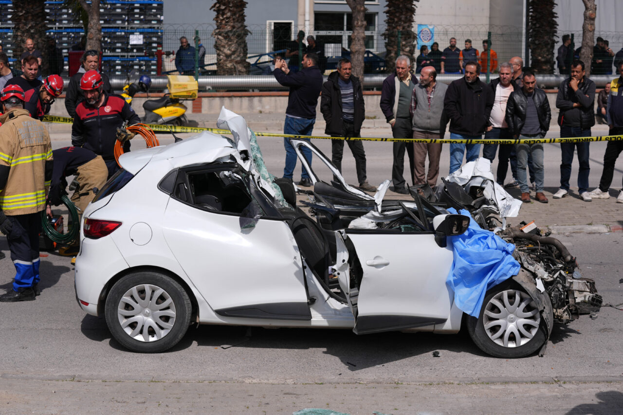 İZMİR (AA) – İzmir'in Çiğli ilçesinde tıra çarpan otomobilin sürücüsü
