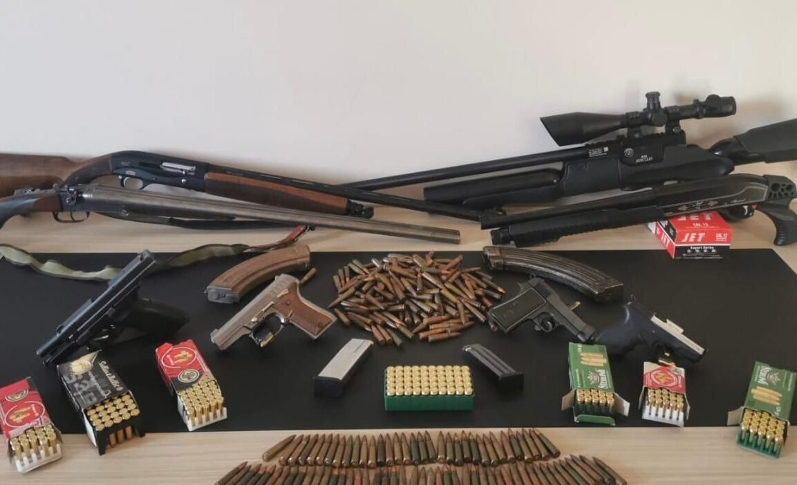 İZMİR (AA) – İzmir'de yasa dışı silah ticareti operasyonunda gözaltına