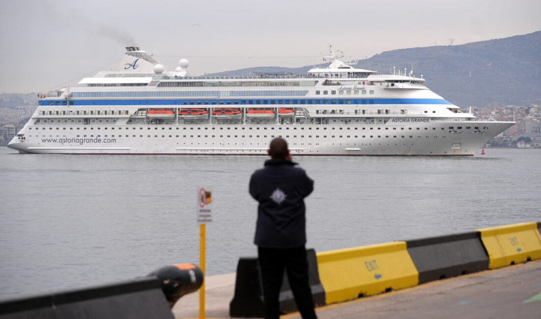 İZMİR (AA) – İzmir'e "MSC Sinfonia" ile "Astoria Grande" adlı