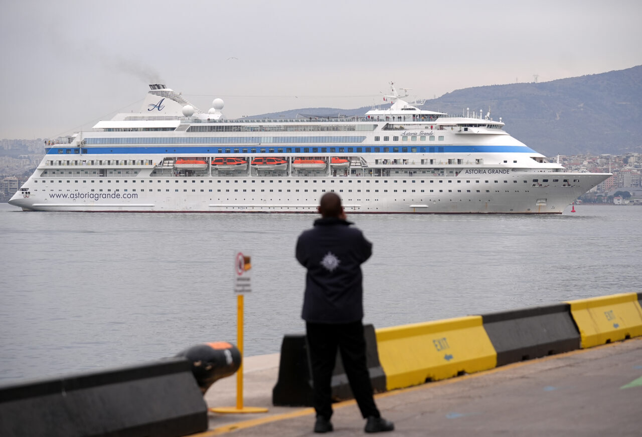 İZMİR (AA) – İzmir'e "MSC Sinfonia" ile "Astoria Grande" adlı