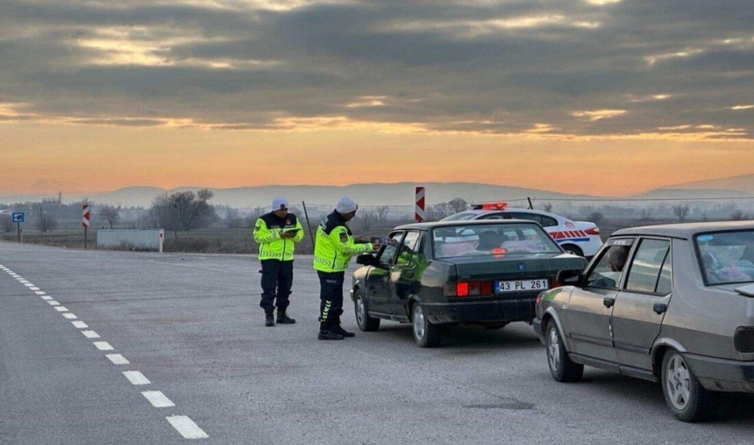 Kütahya’da jandarma trafik ekipleri Tavşanlı-Emet karayolunda 55 sürücüyü yağışlı havalarda,