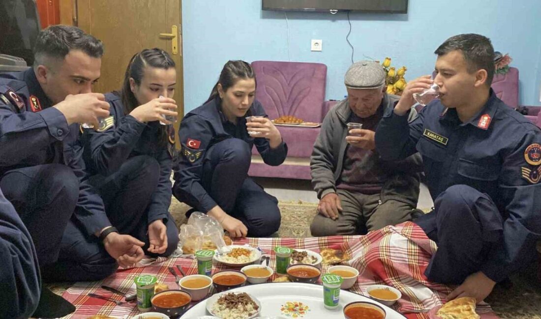 Eskişehir’de jandarma ekiplerince yaşlı bir çifte pide ikramında bulunulurken, tek