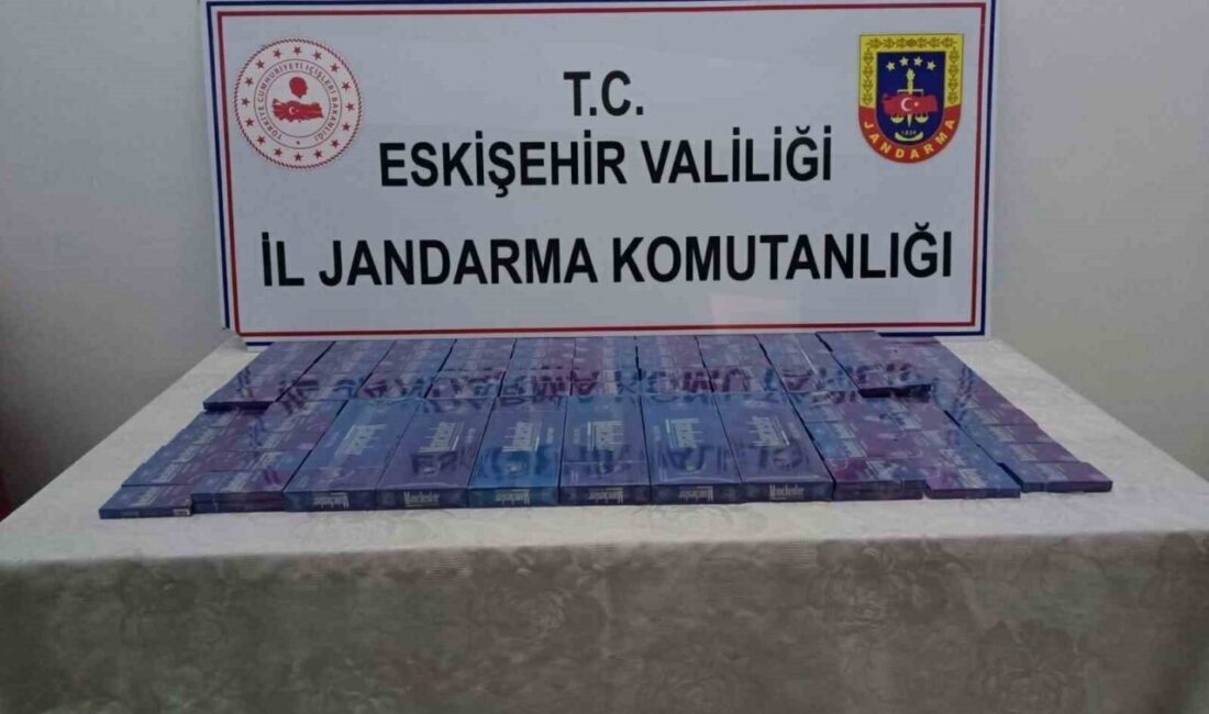 Eskişehir’de jandarma ekiplerince, kaçak sigara sattığı belirlenen ve aracında bandrolsüz