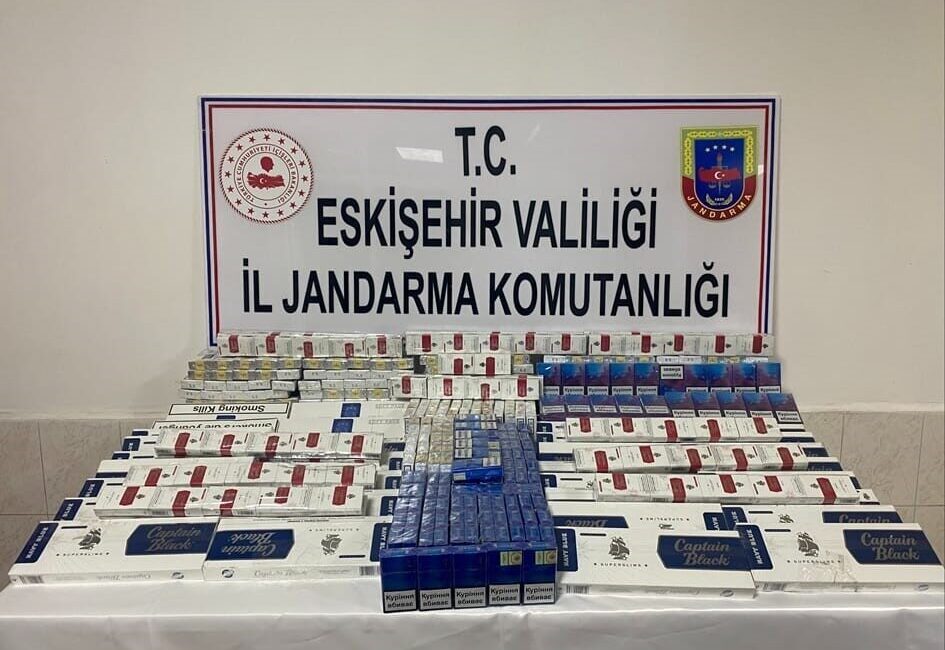 Eskişehir’de kaçak sigara sattığı tespit edilen şüpheli jandarma ekiplerince yakalandı.