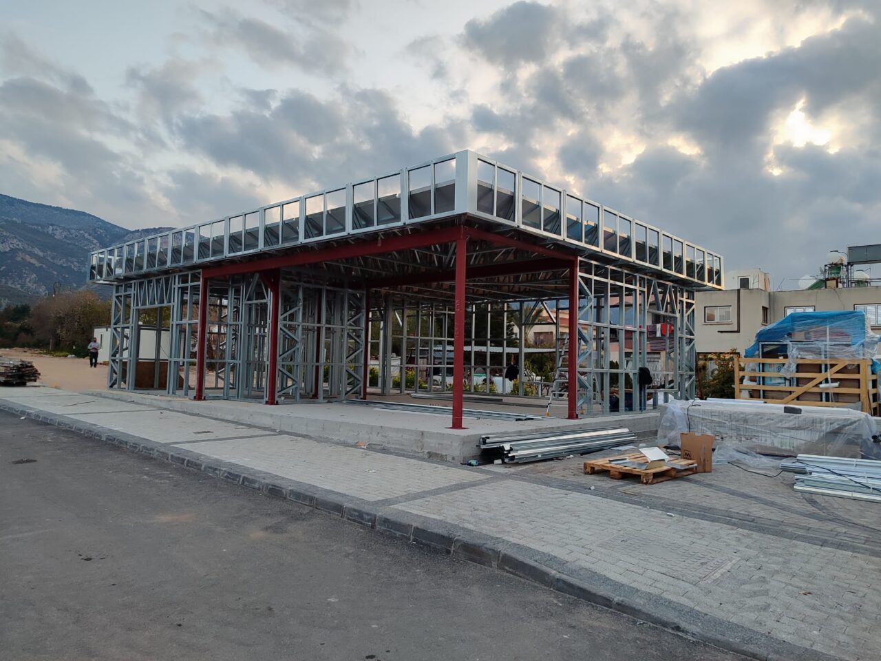 - Karmod Prefabrik Genel Müdürü Uğur Kadir:
- "Çelik yapılar, üretim