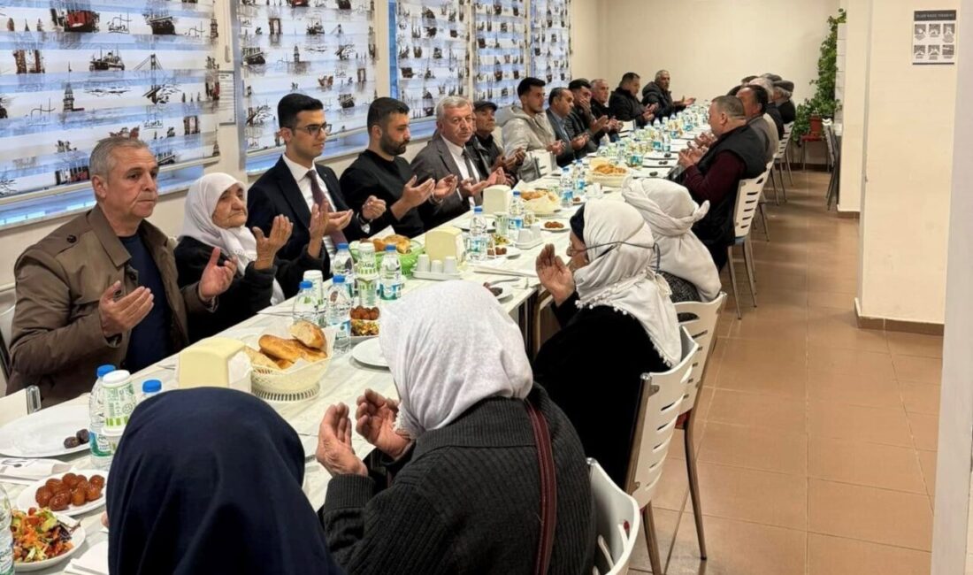 Şaphane Kaymakamı Muhammed Sefa Çelik, 65 yaş üstü ailelerle iftarda