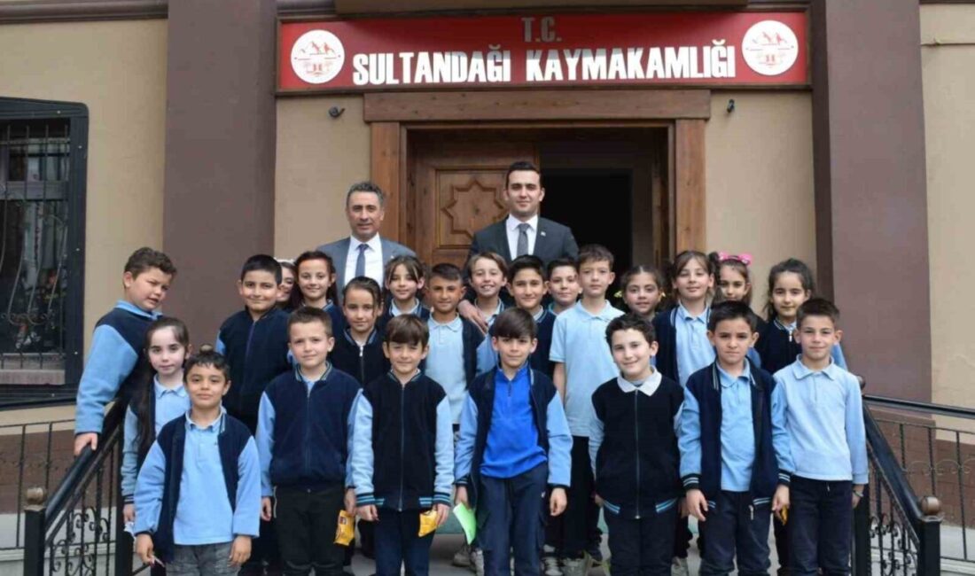 Afyonkarahisar Sultandağı Kaymakamı Hacı Demirci, miniklere kaymakamlık mesleğini anlatarak mesleğiyle