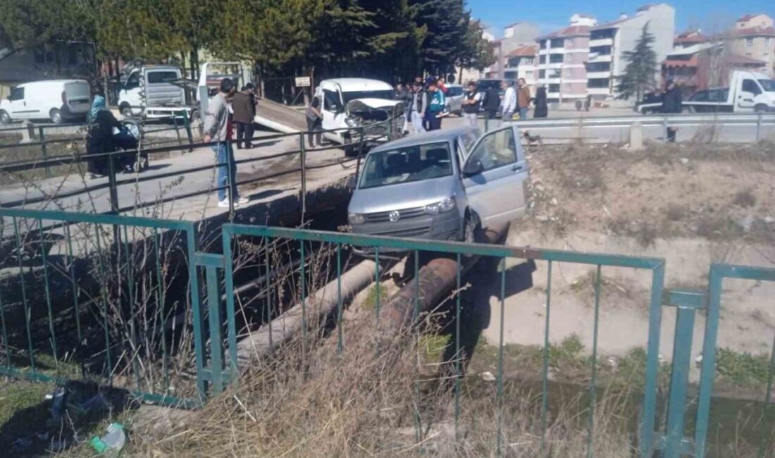 Eskişehir’de iki aracın kafa kafaya çarpışması sonucu meydana gelen trafik