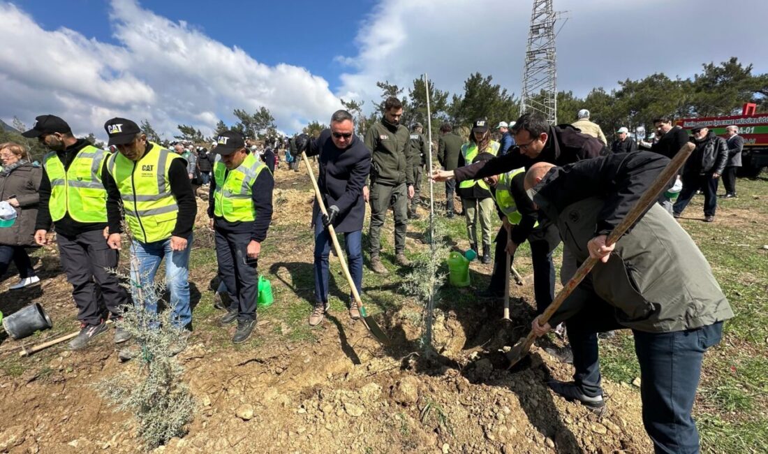 İZMİR (AA) – İzmir'in Kemalpaşa ilçesinde öğrencilerin katılımıyla fidan dikim