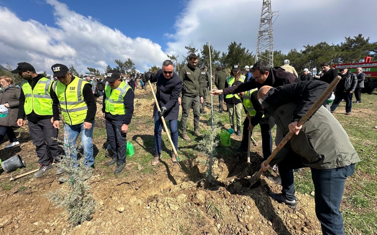 İZMİR (AA) – İzmir'in Kemalpaşa ilçesinde öğrencilerin katılımıyla fidan dikim