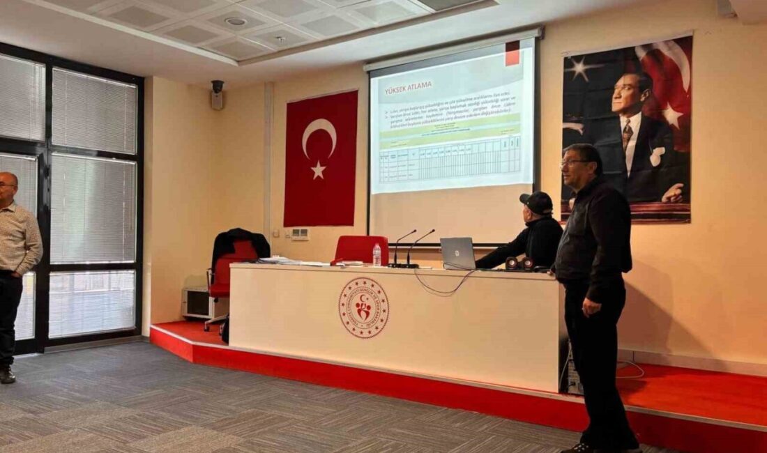 Eskişehir’de, Şehit Anıl Gül Spor Salonu’nda gerçekleştirilen Atletizm Hakem Kursu