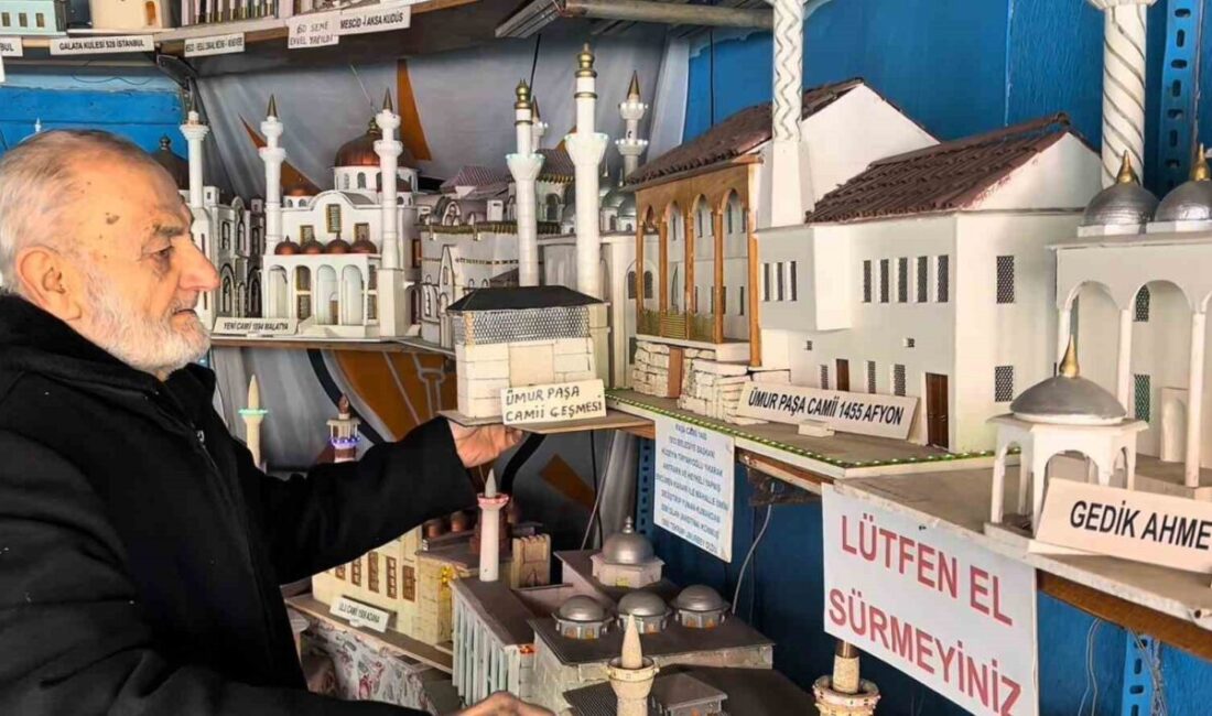 Afyonkarahisar’da yaşayan 85 yaşındaki Ali İhsan Kocaçay, ömrünü adadığı hobisi