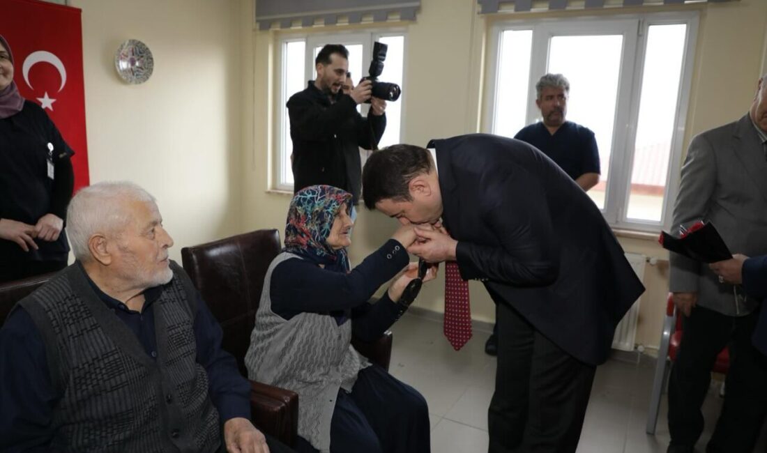 KÜTAHYA (AA) – Kütahya'da il protokolü Ramazan Bayramı dolayısıyla gerçekleştirdiği