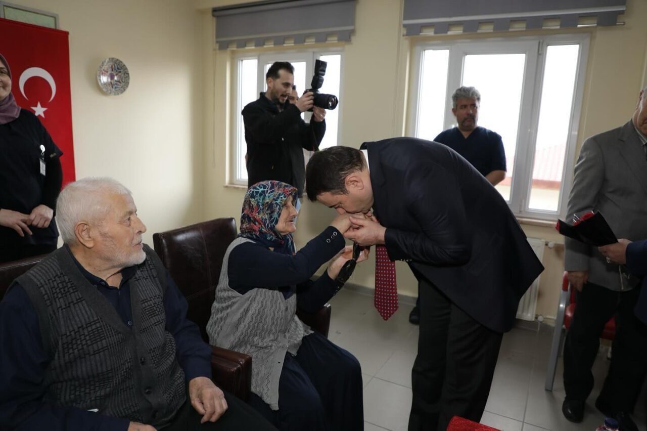 KÜTAHYA (AA) – Kütahya'da il protokolü Ramazan Bayramı dolayısıyla gerçekleştirdiği
