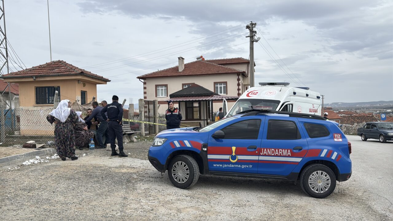 KÜTAHYA (AA) – Kütahya'da eşi ile bir kişiyi av tüfeğiyle