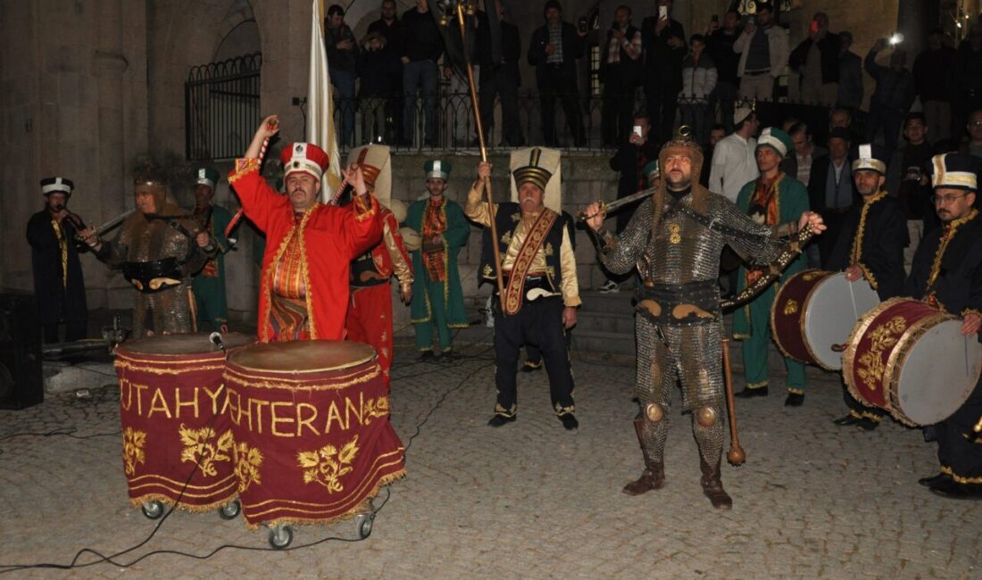 KÜTAHYA (AA) – Kütahya’da mehter takımının konseri vatandaşlardan ilgi gördü.