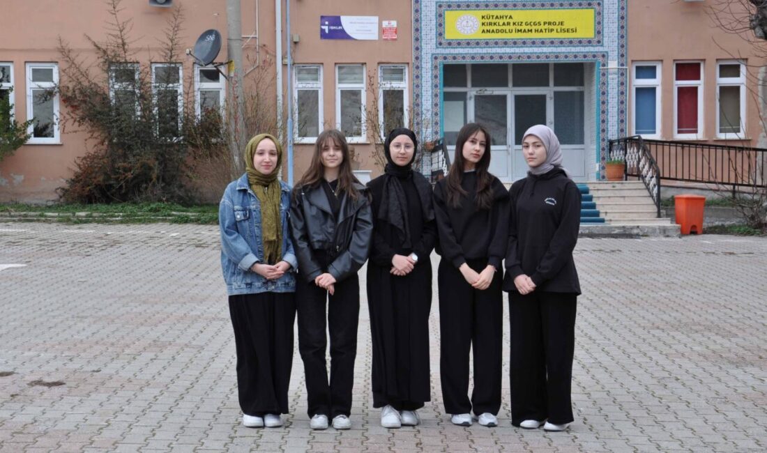 KÜTAHYA (AA) – Kütahya'da lise öğrencileri Çanakkale Deniz Zaferi'nin 110.