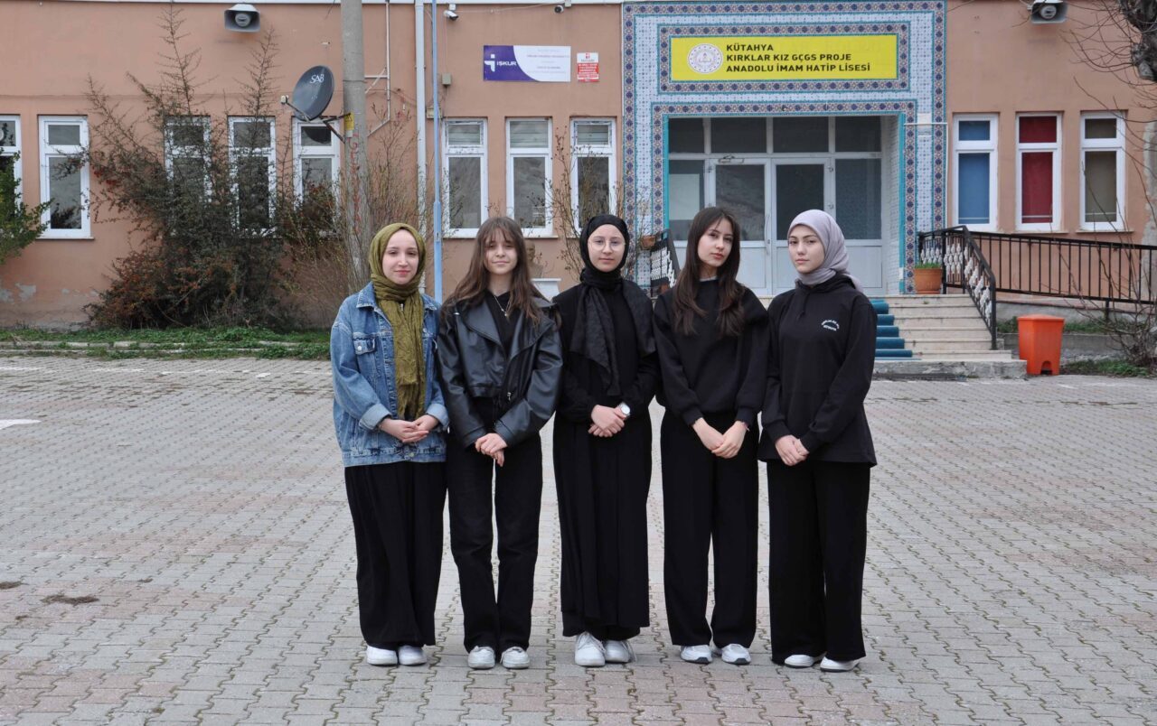 KÜTAHYA (AA) – Kütahya'da lise öğrencileri Çanakkale Deniz Zaferi'nin 110.