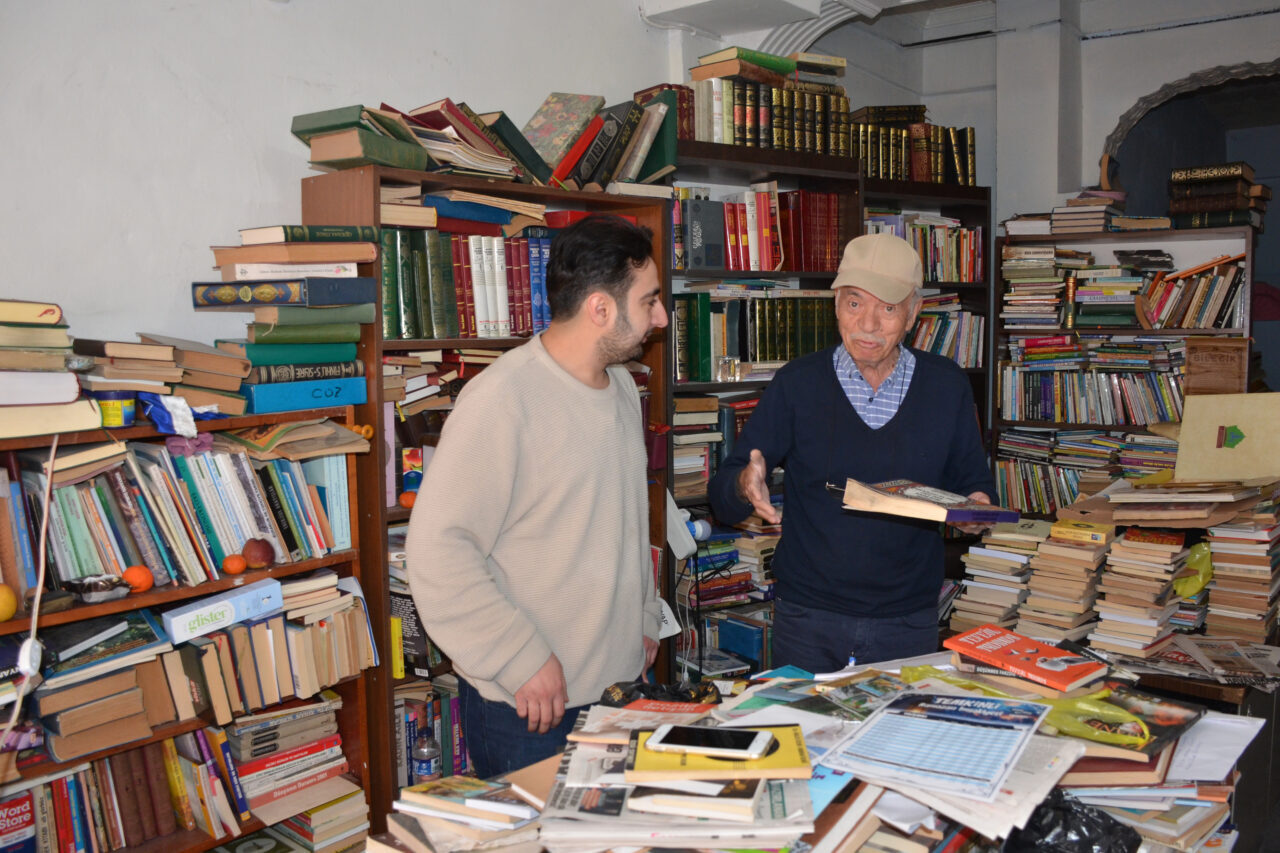 KÜTAHYA (AA) – Kütahya'nın Tavşanlı ilçesinde okumak isteyenlere ücretsiz kitap