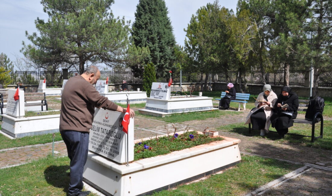 KÜTAHYA (AA) – Kütahya'da, Ramazan Bayramı öncesi şehitliklerde düzenlenen programlarda