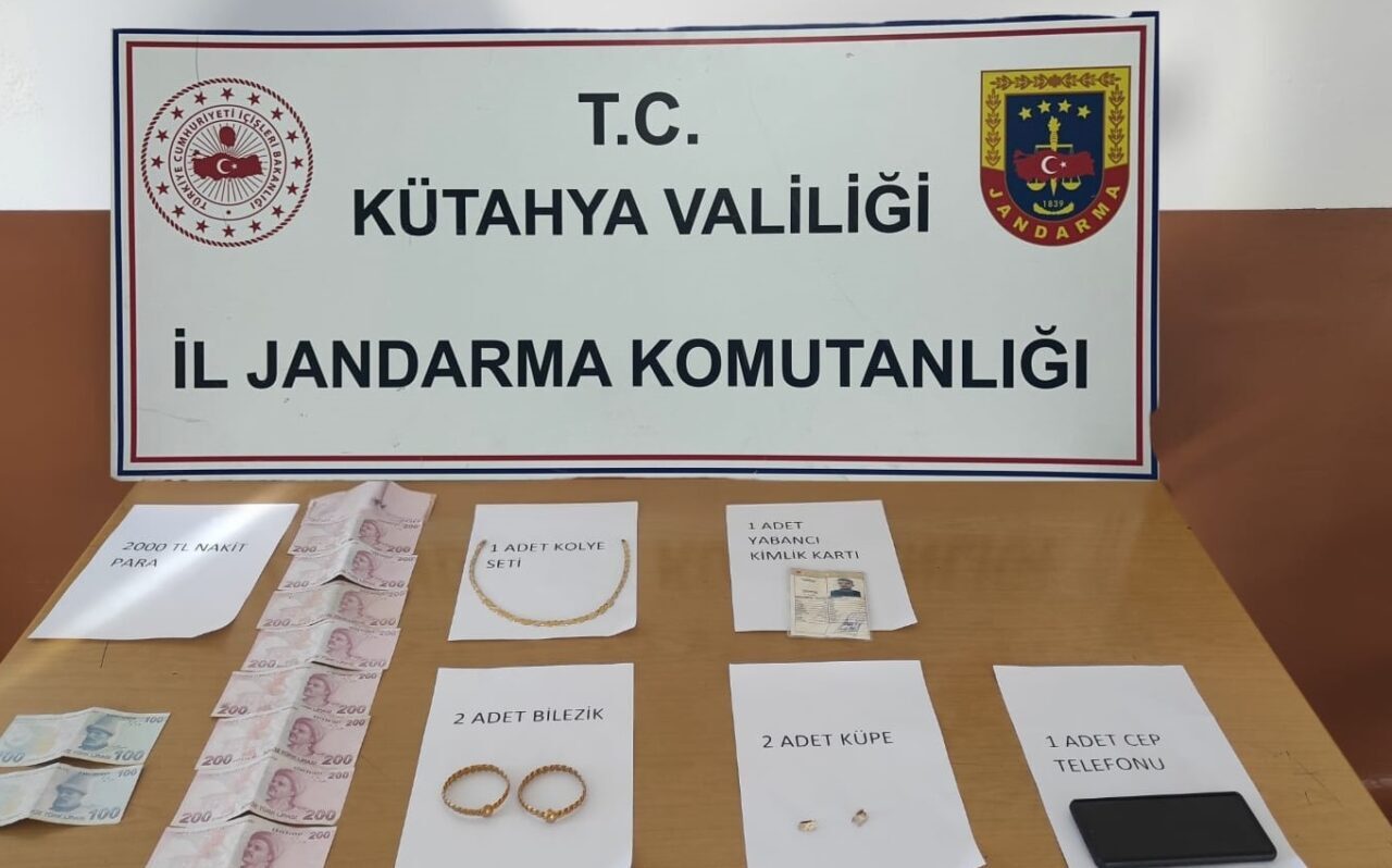 KÜTAHYA (AA) – Kütahya'nın Tavşanlı ilçesinde telefon dolandırıcılığı operasyonunda gözaltına