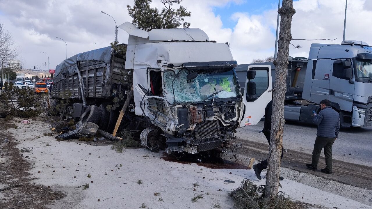 KÜTAHYA (AA) – Kütahya'da tır ile panelvanın çarpışması sonucu 1