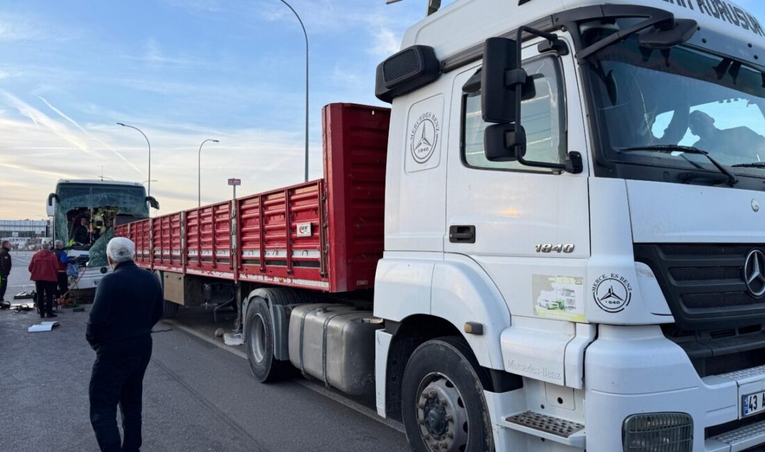 KÜTAHYA (AA) – Kütahya'da yolcu otobüsünün tıra arkadan çarpması sonucu