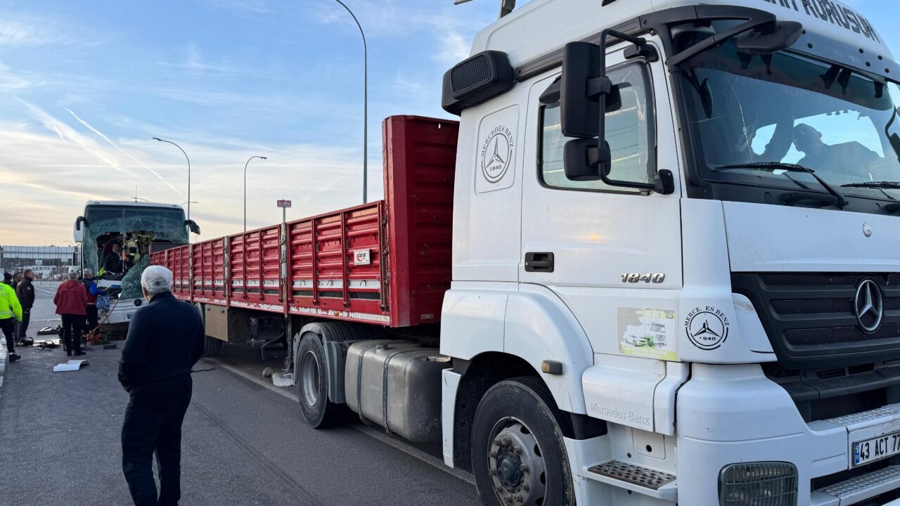 KÜTAHYA (AA) – Kütahya'da yolcu otobüsünün tıra arkadan çarpması sonucu