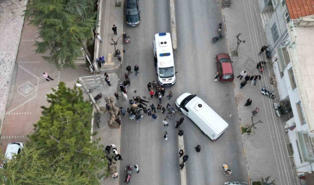 Afyonkarahisar’da minibüs ile çarpışan motosiklette 2 kişi yaralandı. Kaza, Bolvadin
