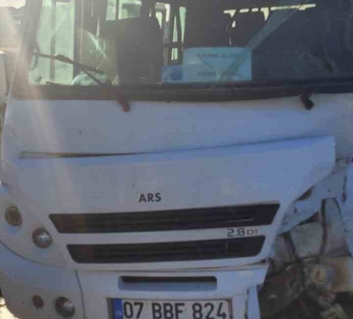 Afyonkarahisar’da işçileri taşıyan servis minibüsü ile otomobilin çarpışması sonucu yalanan