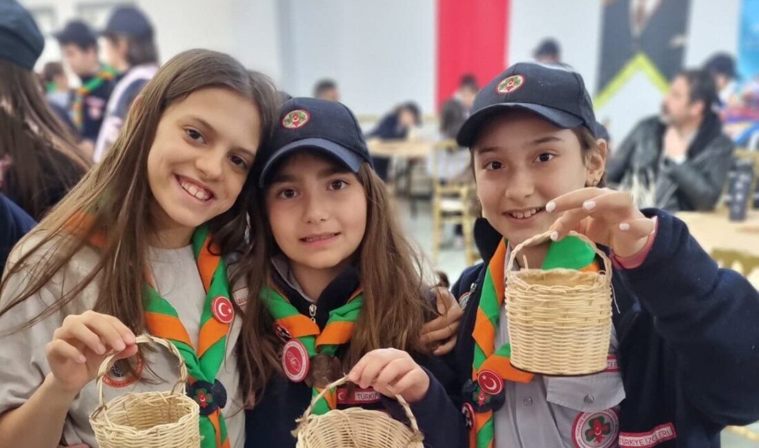Tepebaşı İklim İzcilerine katıldıkları eğitim programları kapsamında rattan bambu ile
