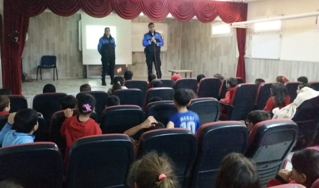 Afyonkarahisar İl Emniyet Müdürlüğü görevlileri tarafından ilkokul öğrencilerine meslek tanıtımı