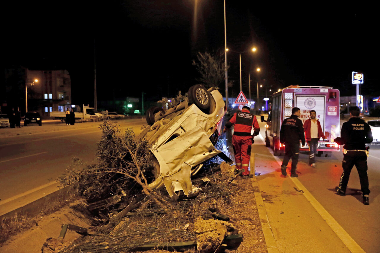 MUĞLA (AA) – Muğla'nın Fethiye ilçesinde 2 otomobilin çarpışması sonucu