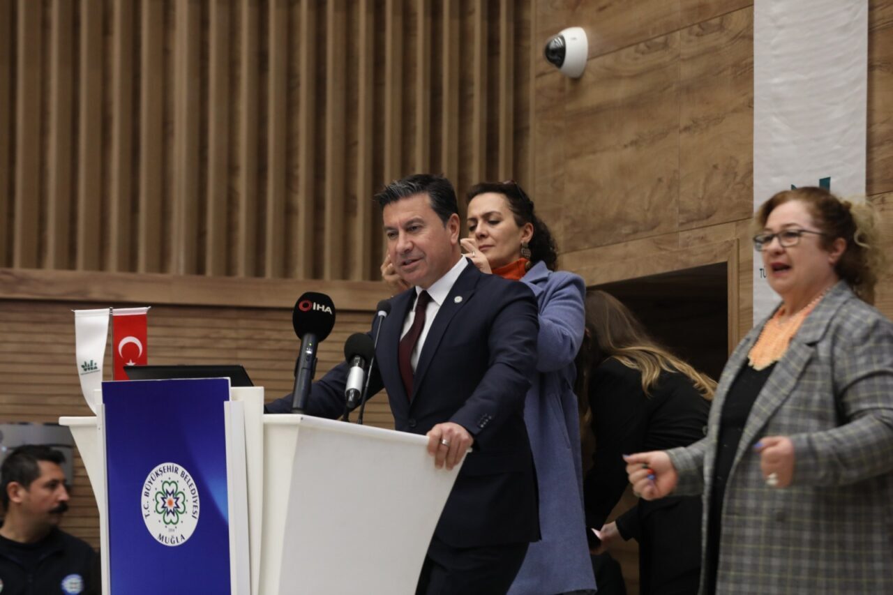 - Büyükşehir Belediye Başkanı Ahmet Aras:
-"Enerji verimliliği çalıştayı da sürdürülebilir