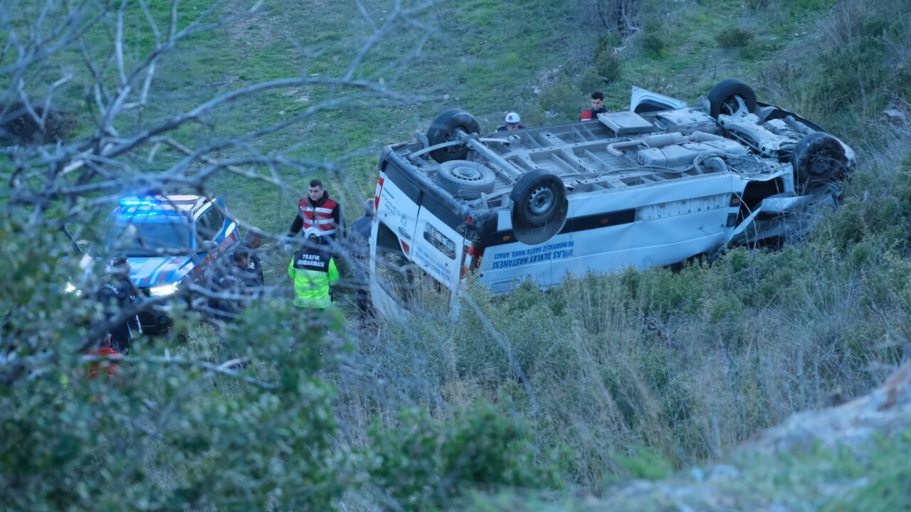 MUĞLA (AA) – Muğla'nın Milas ilçesinde diyaliz hastası taşıyan minibüsün